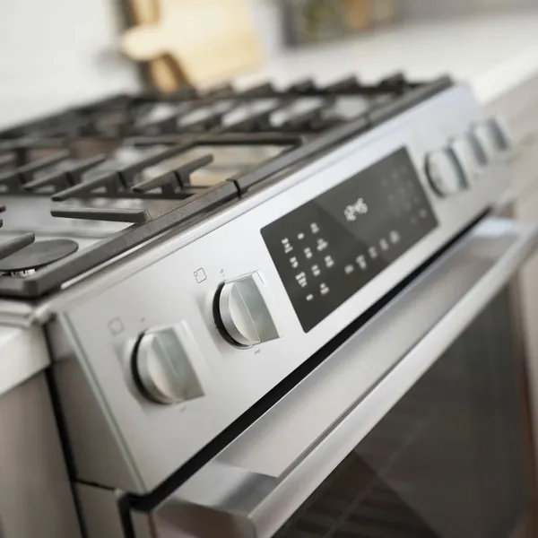 A Bosch 800 Series HDI8056U gas range close-up