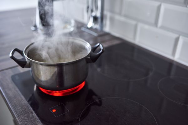A pot simmering on an electric cootkop
