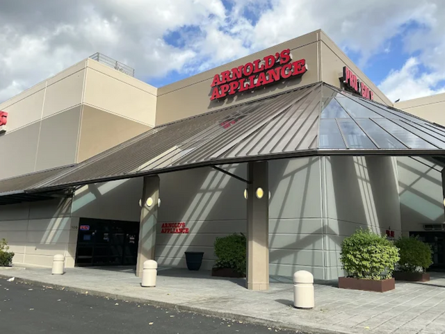 Front view of Arnold's Appliance storefront 
