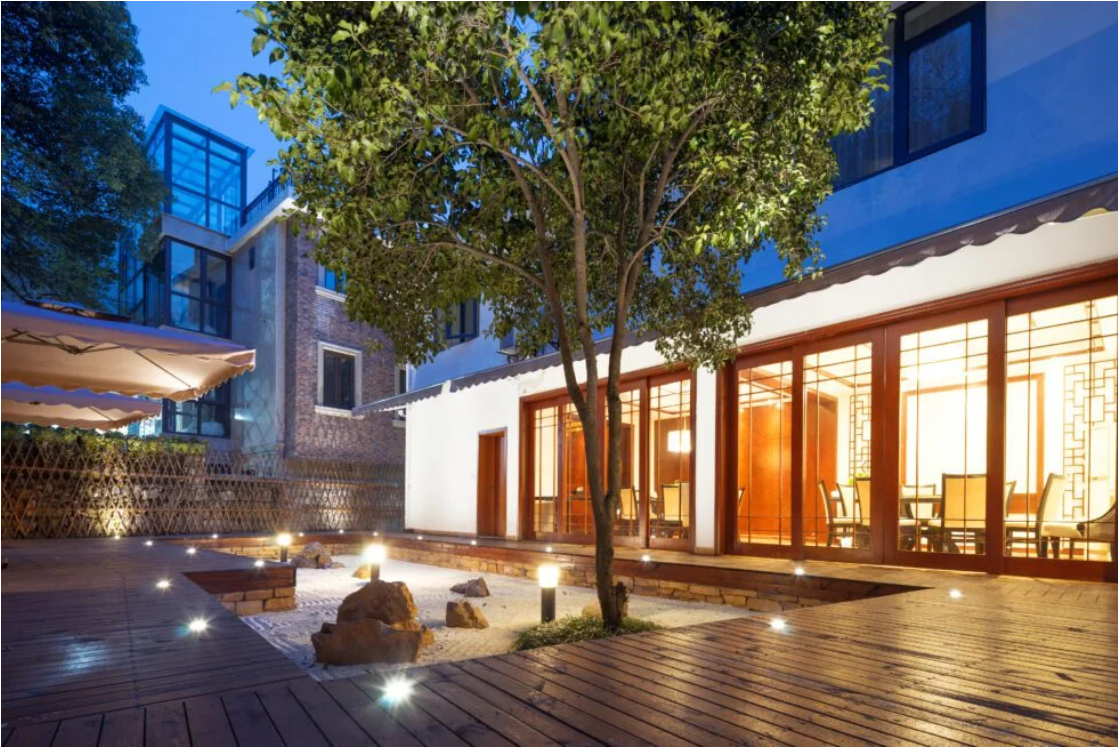 commercial outdoor lighting