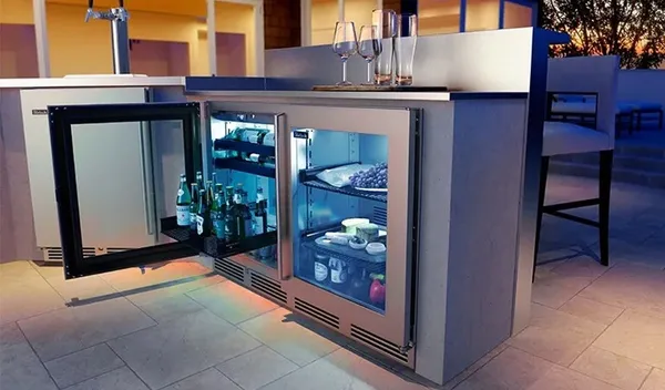 The Perlick Signature Series HH24BO-4-3LL refrigerator featured in an outdoor kitchen	