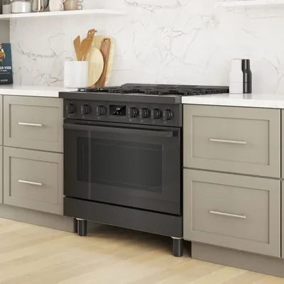 Credit: Bosch The Bosch 800 Series HGS8645UC range featured in a luxury kitchen