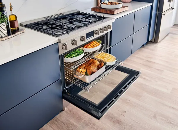 The Bosch 800 Series HGS8655UC range featuring a variety of baked entrées 