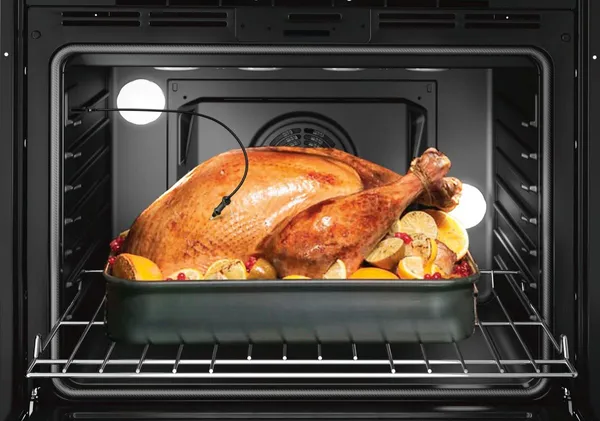 A turkey inside the Bosch HBL8651UC oven 