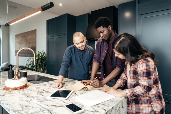 A design consultant planning with a couple 