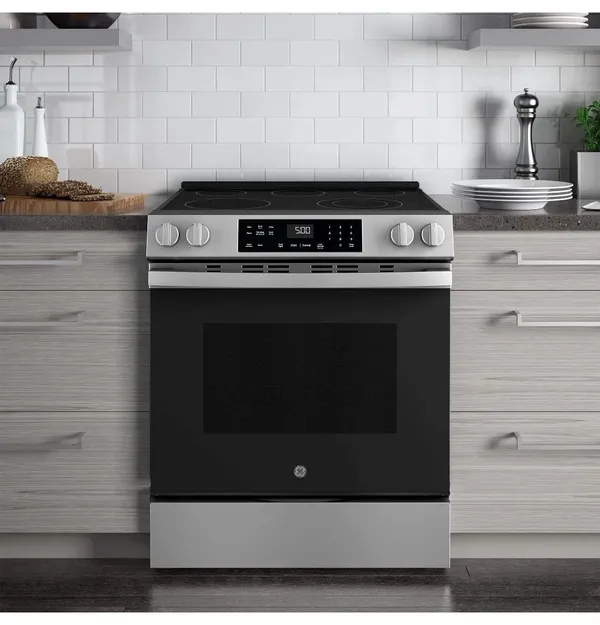 The GE 500 Series GRS500PVSS range in a kitchen