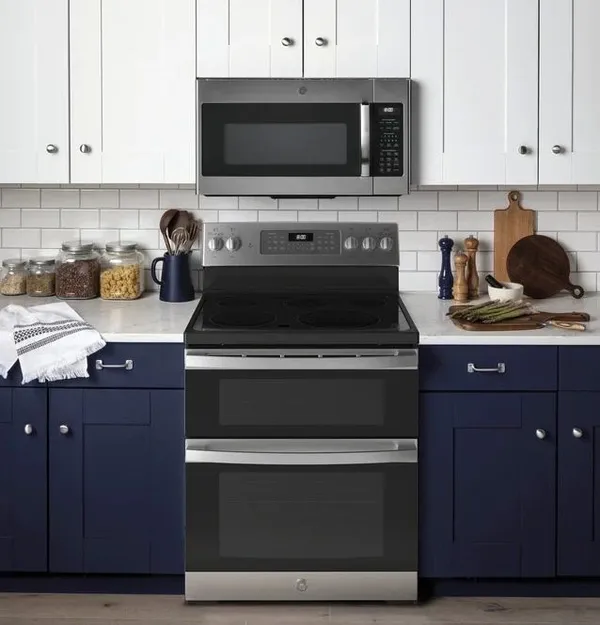 The GE JBS86SPSS double oven range in a kitchen 