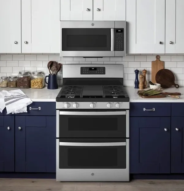 The GE JGBS86SPSS double oven gas range featured in a kitchen 
