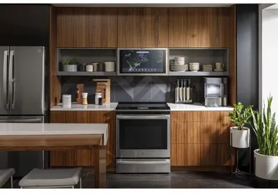 The GE Profile PHS93XYPFS range with a matching microwav