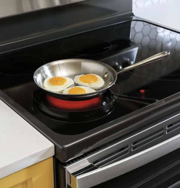 Eggs cooking in a pan on the GE JBS86SPSS range 