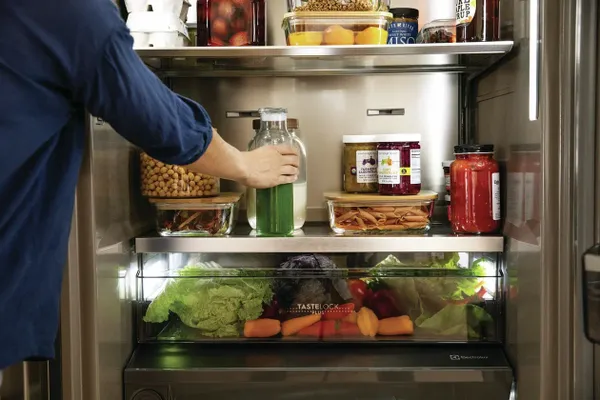 A look Inside the Electrolux EI33AR80WS refrigerator 
