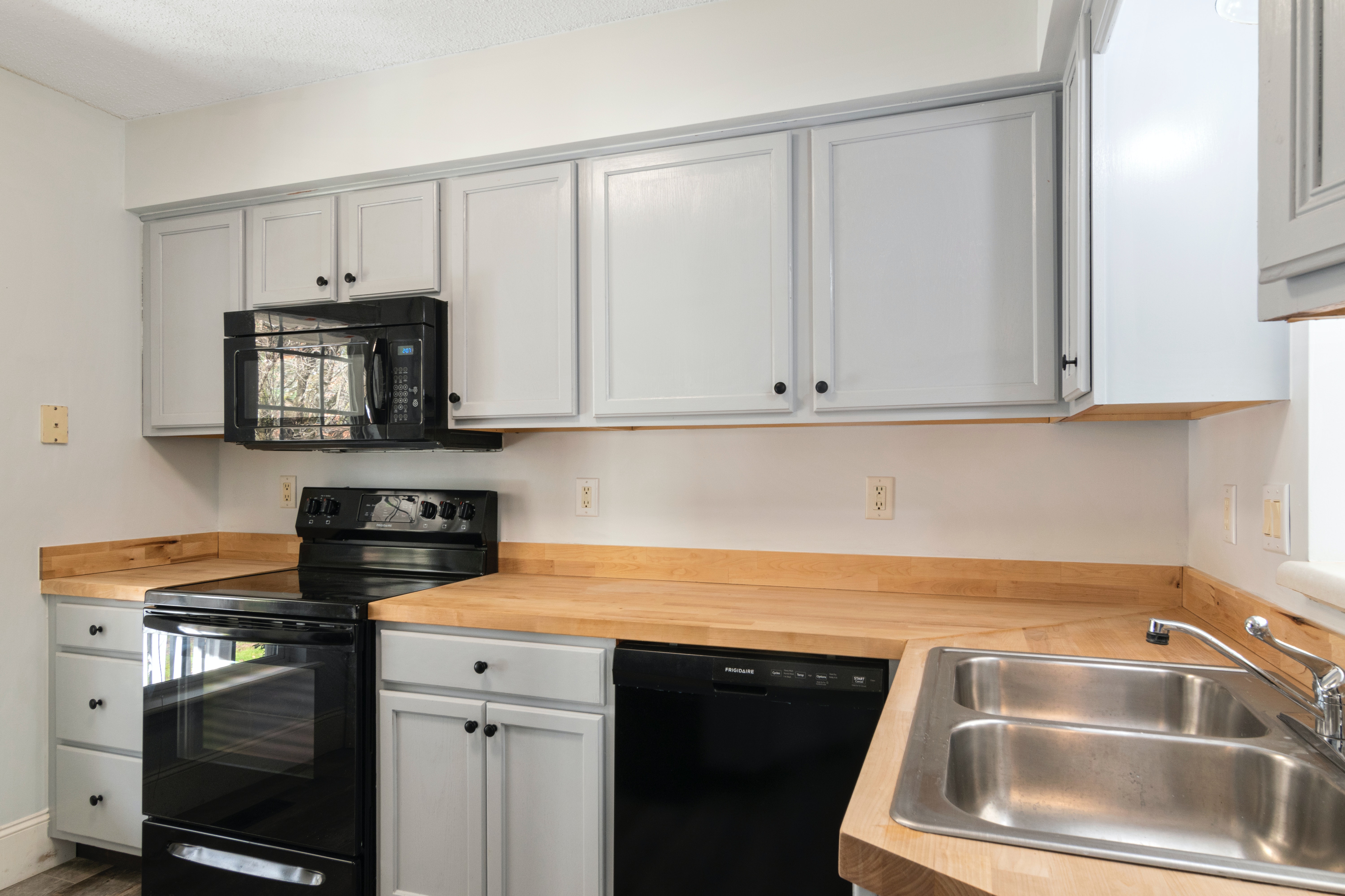 Kitchen Cabinets and Appliances