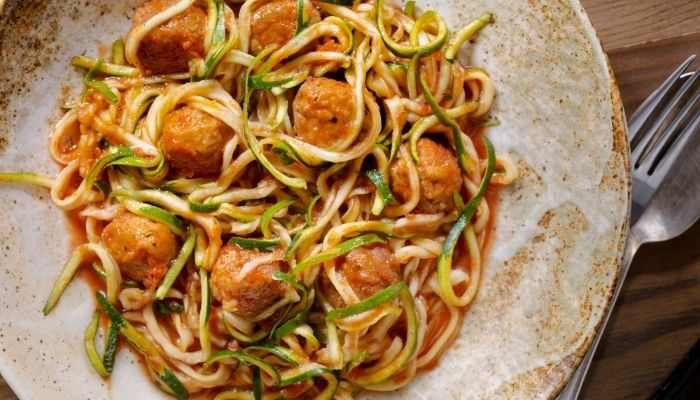 zoodles and meatballs