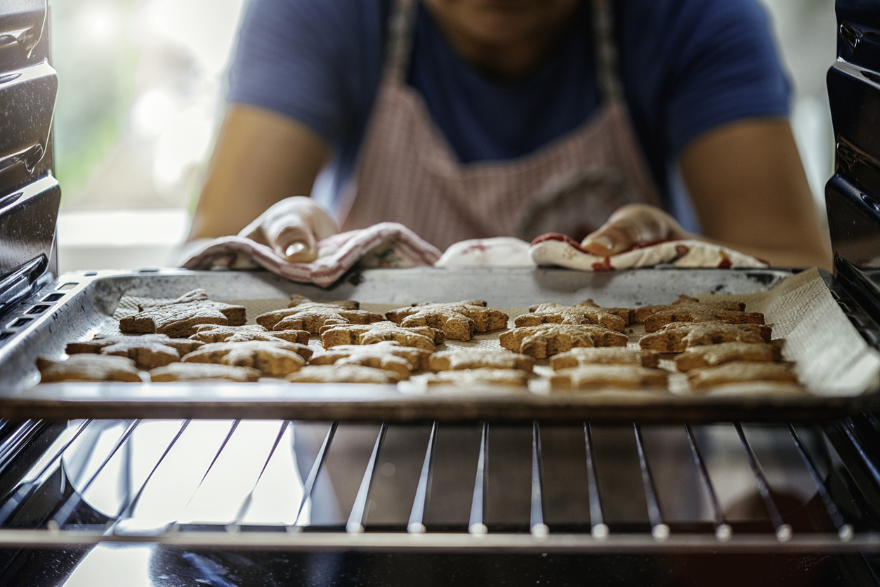 an oven safe pan with cookies