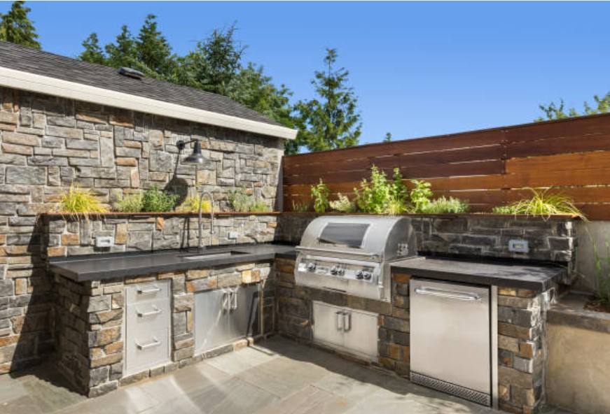 outdoor patio kitchen with built in grilling station
