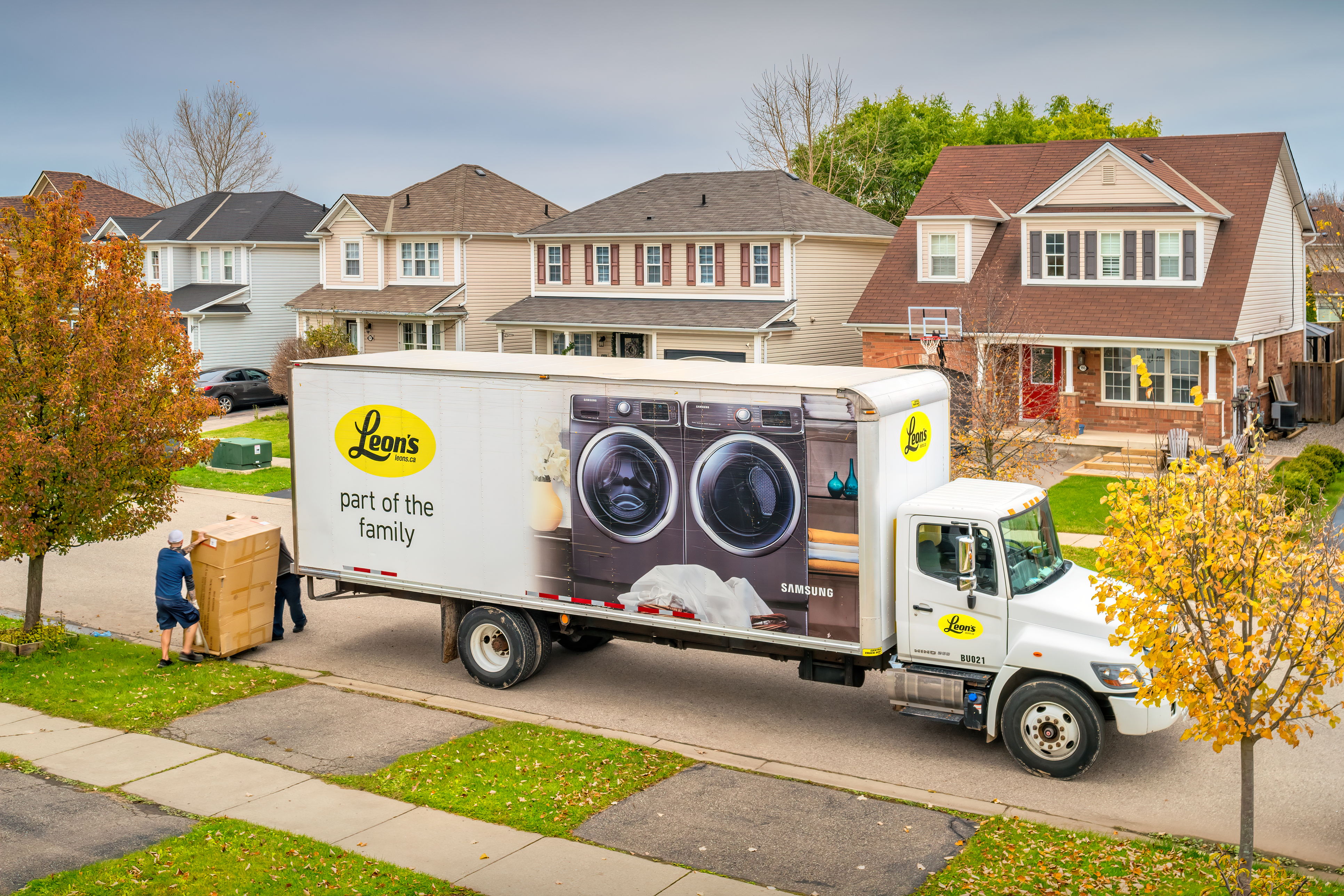 rental truck bringing appliances