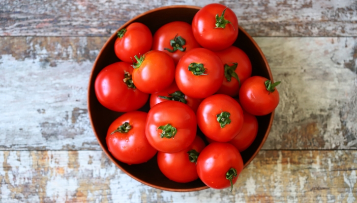 A bowl of ripe tomatoes