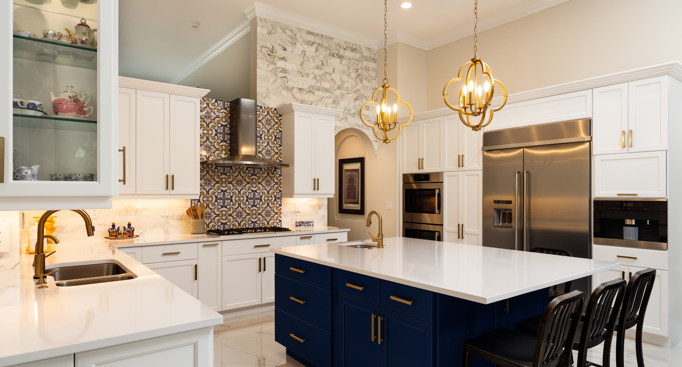 white L-shape kitchen with pattern backsplash