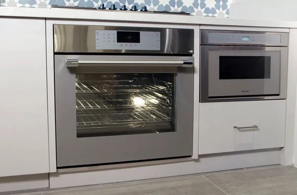 The Thermador Masterpiece ME301YP oven in a kitchen 