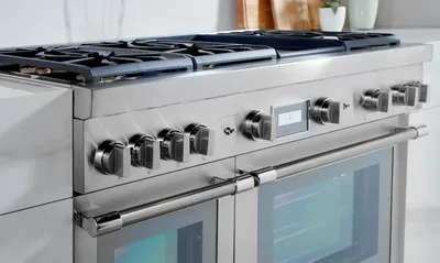 A close-up of the Thermador Pro Harmony PRD486WDHU range controls 
