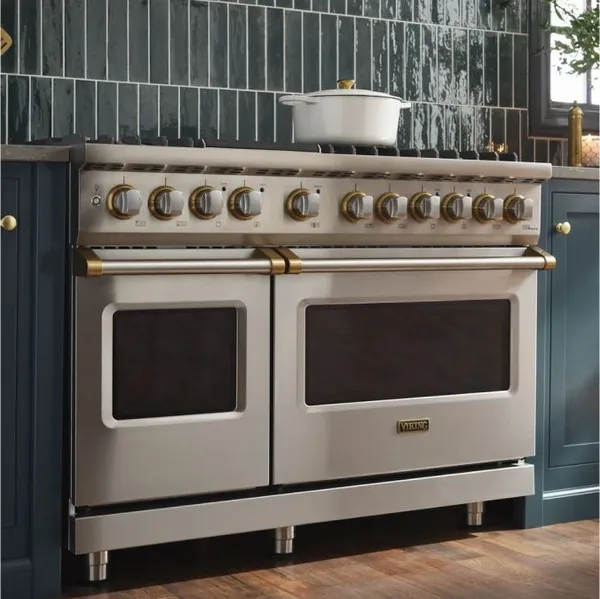 The Viking 5 Series VIR53626BSSBB range in a luxury kitchen
