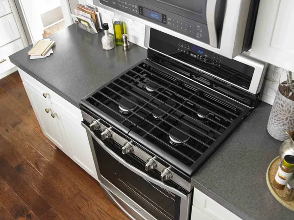 An overhead view of the Whirlpool WFG770H0FZ range in a kitchen 