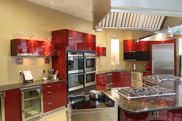 The interior showroom of Albert Lee Lynnwood with multiple fine appliances showcased