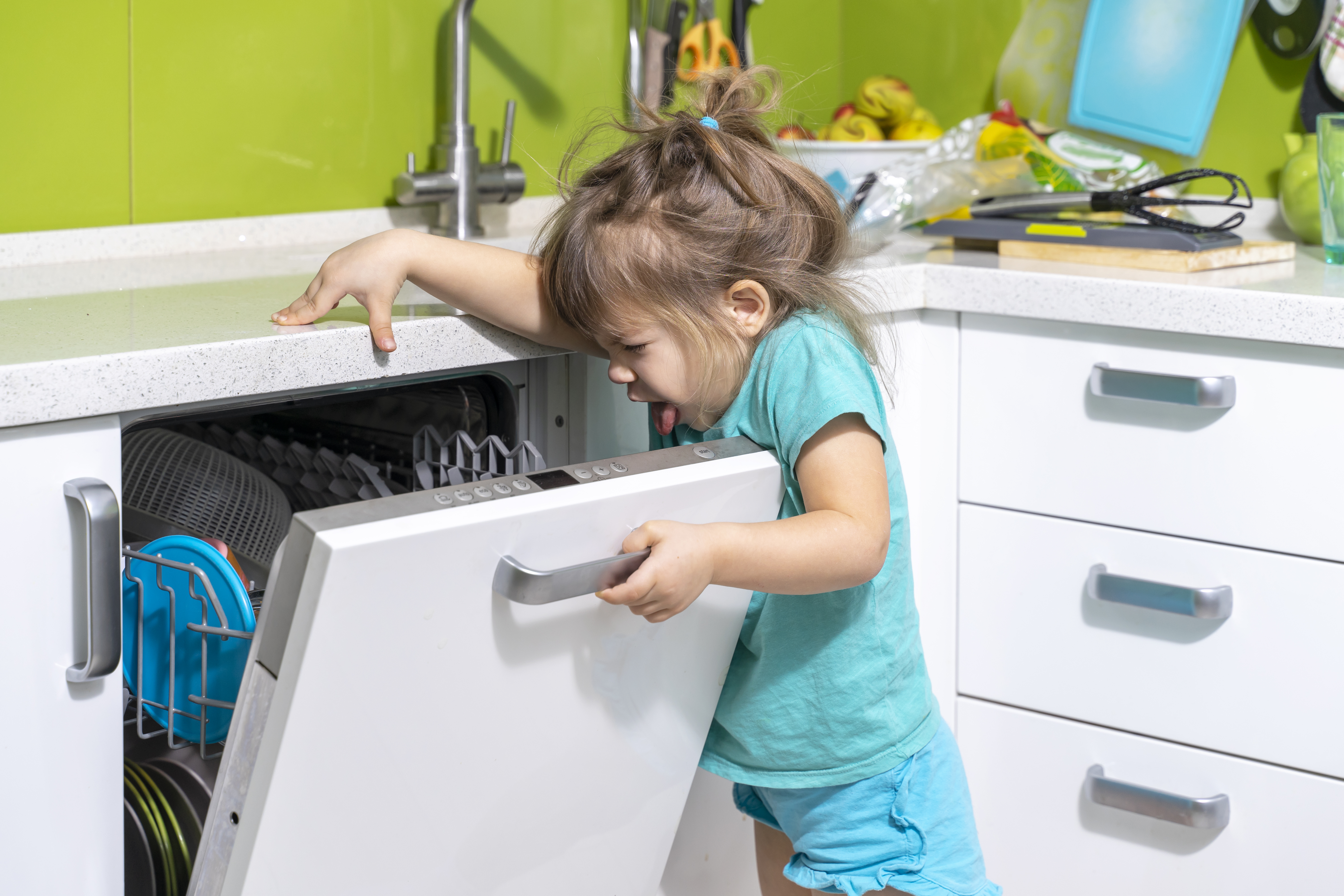 Child smells a dishwasher