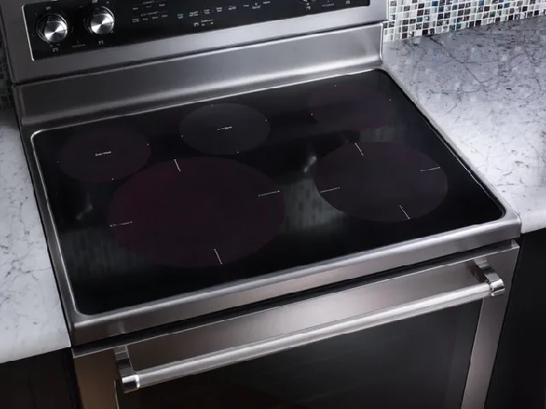 A close-up look at the cooktop on the KitchenAid KFEG500ESS electric range 