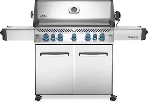 Front view of the Napoleon Prestige Series P665RSIBNSS gas grill 