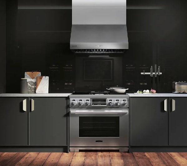 A high-end kitchen featuring Signature Kitchen Suite appliances 