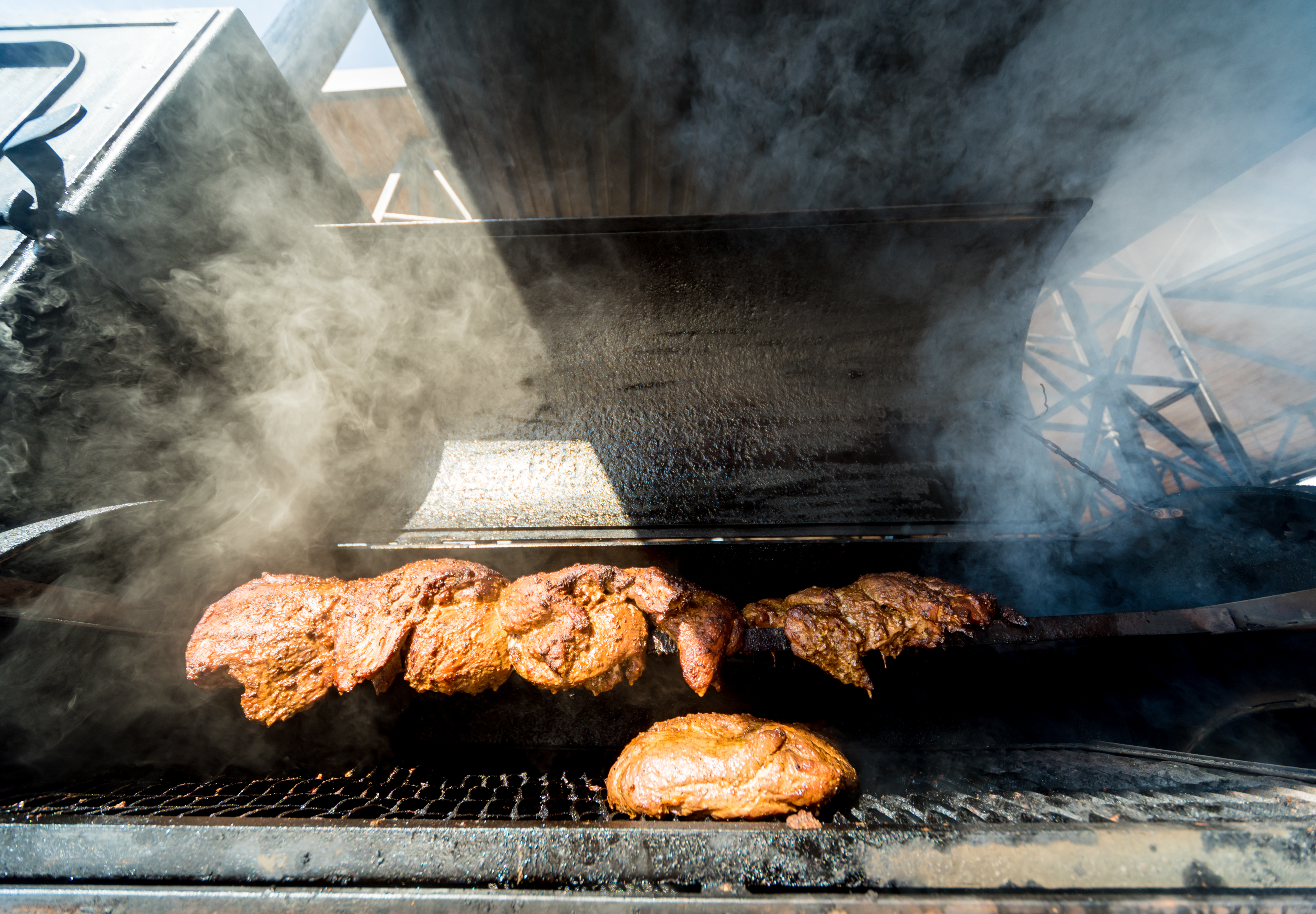 Meat smoking on a horizontal meat smoker