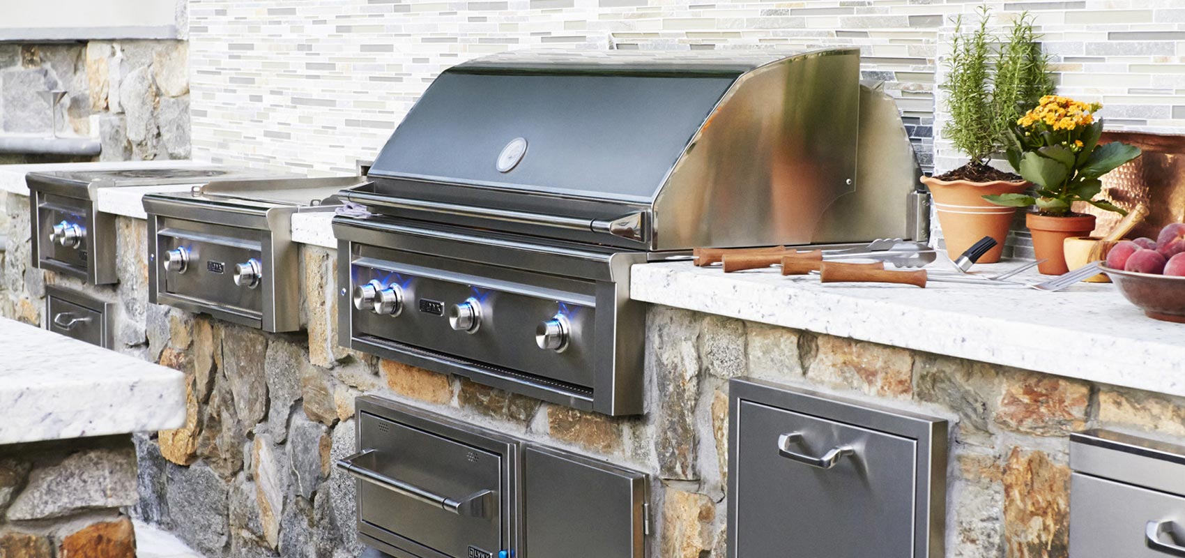 outdoor kitchen with lynx grill