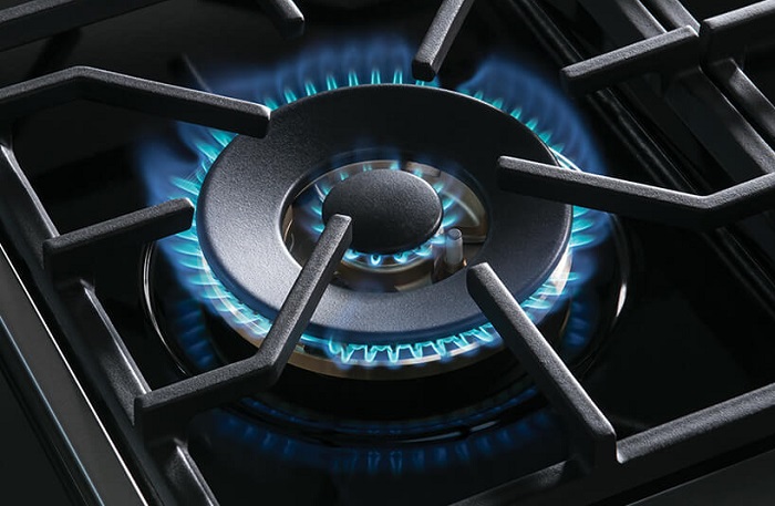 Up close look at Dual Fuel burner on Beko PRGR34550CF gas range 