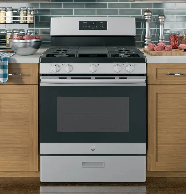 Front view of the GE JGBS66REKSS gas range 
