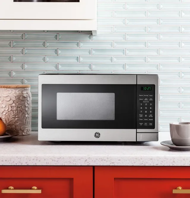 The GE JES1072SHSS microwave on a quartz countertop 