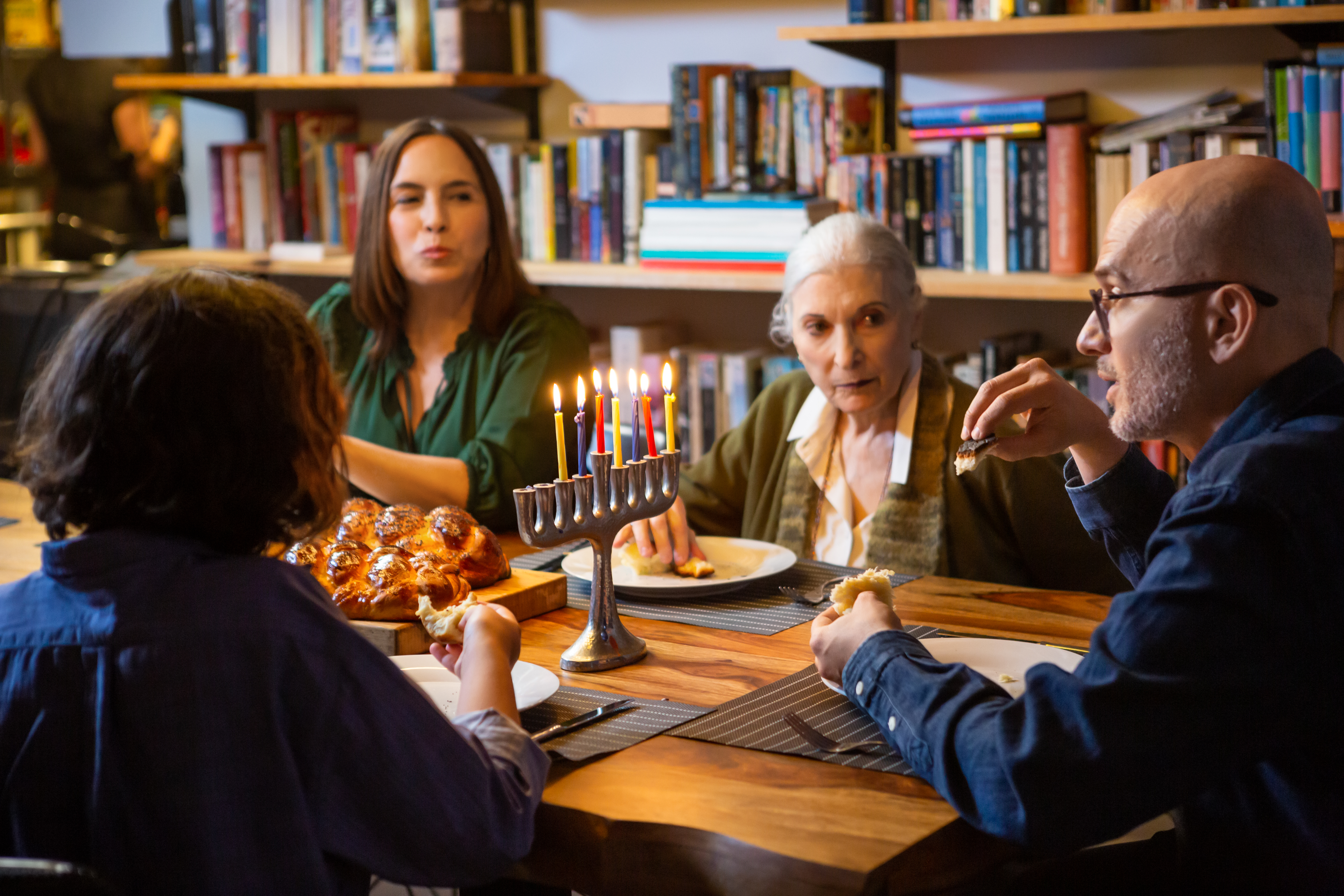 A family gathered around a minora eating dinner 