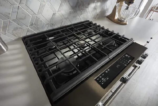 Overhead view of the KitchenAid KSGG700EBS slide in gas range in a kitchen 
