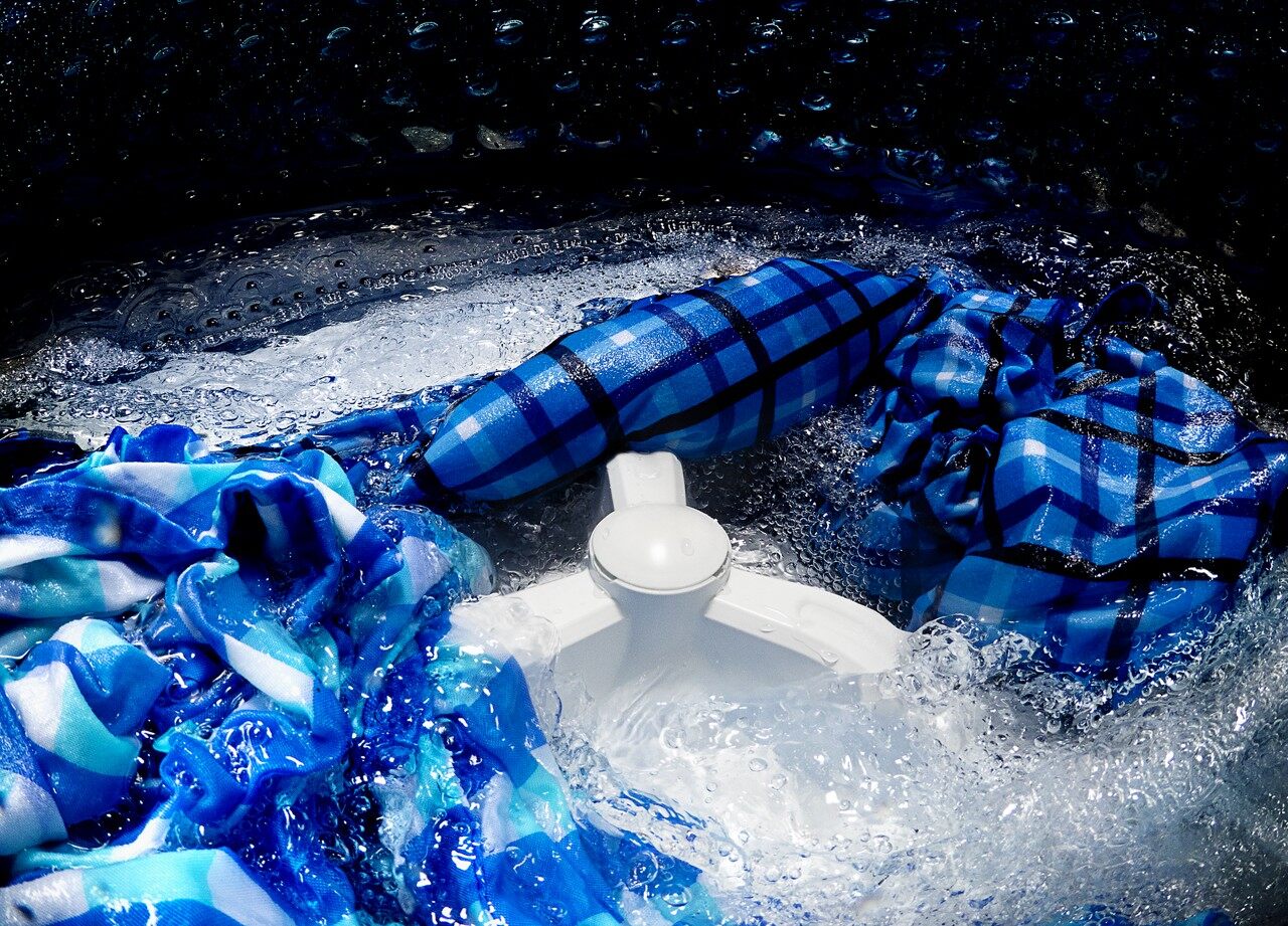 blue clothes being washed by whirlpool p191149ml top load washer impeller