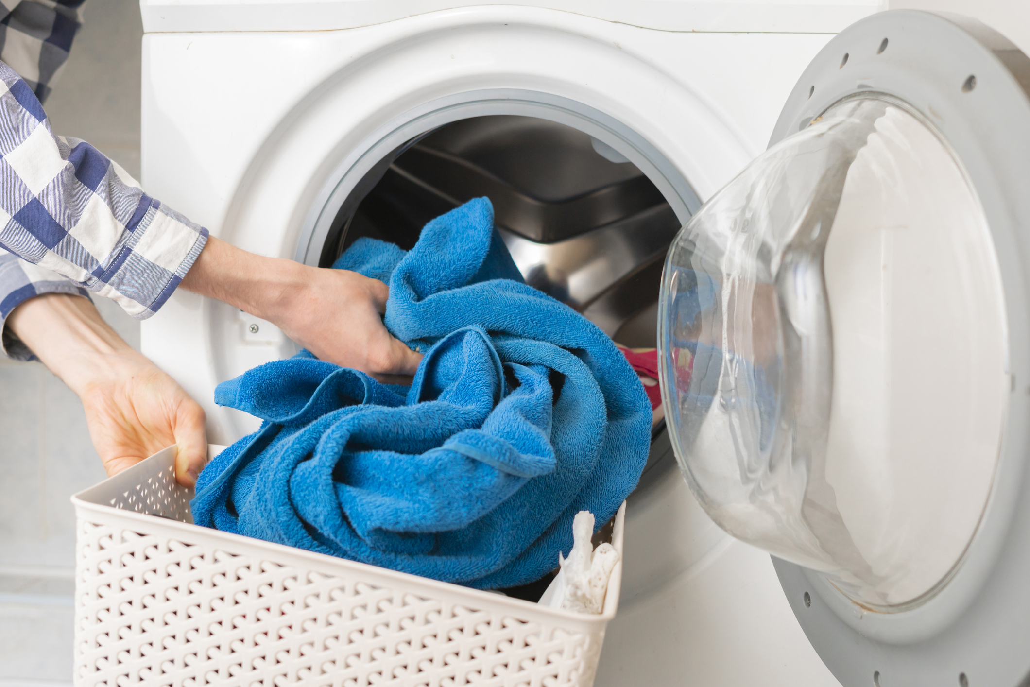 transfer clothes out of the washing machine