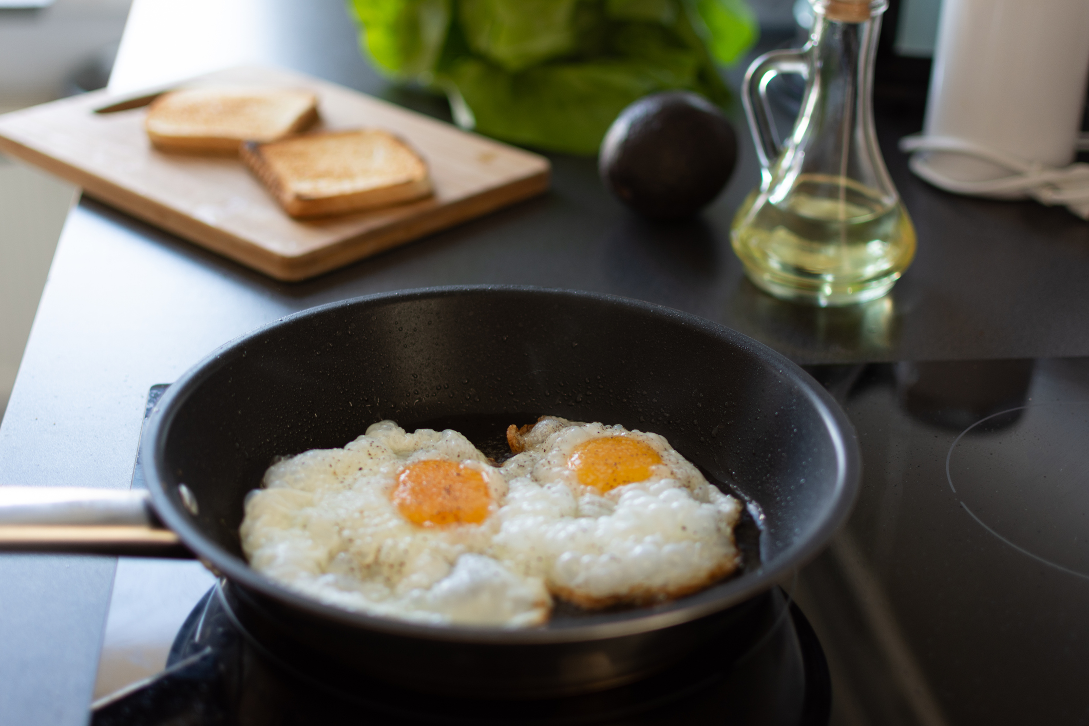 making eggs on a induction cooktop 