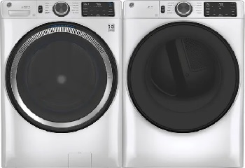 Front view of a GE washer and dryer set featuring the GE GFW550SSNWW washer and GE GFD55ESSNWW dryer 