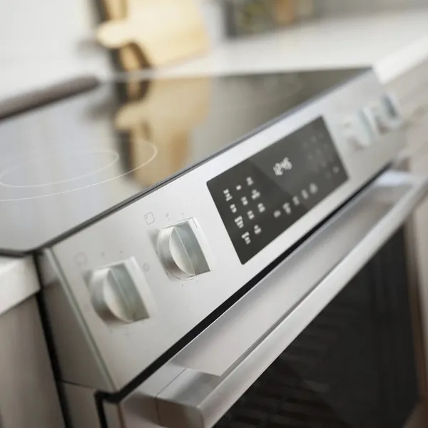 A close-up look at the Bosch 800 Series HEI8056U slide in range 