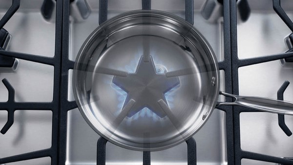 Pan being heated by Star burner on Thermador gas cooktop 