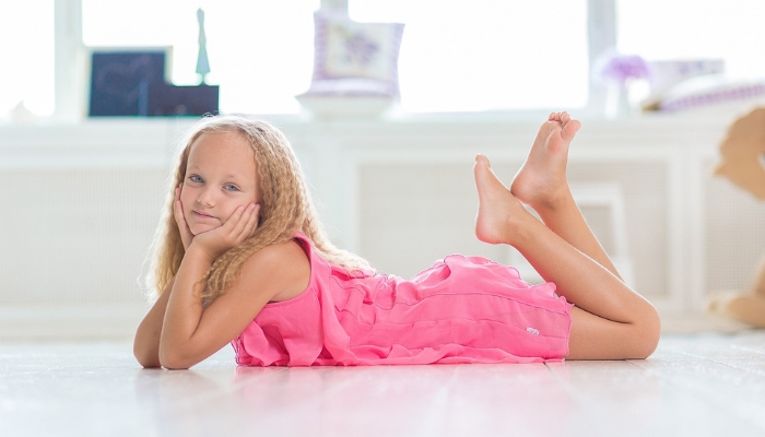 Pour les jeunes enfants, le salon présente de nombreux risques auxquels on ne pense pas toujours.