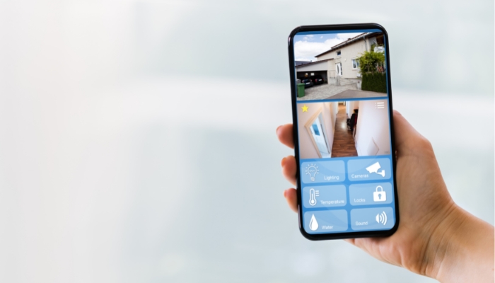 Monitoring smart security with smartphone