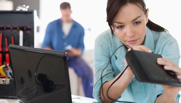 female technician working on home network