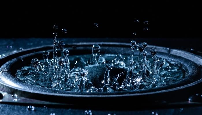 Speaker with water