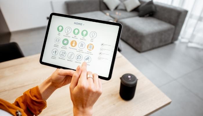 Connecting smart home and voice assistant