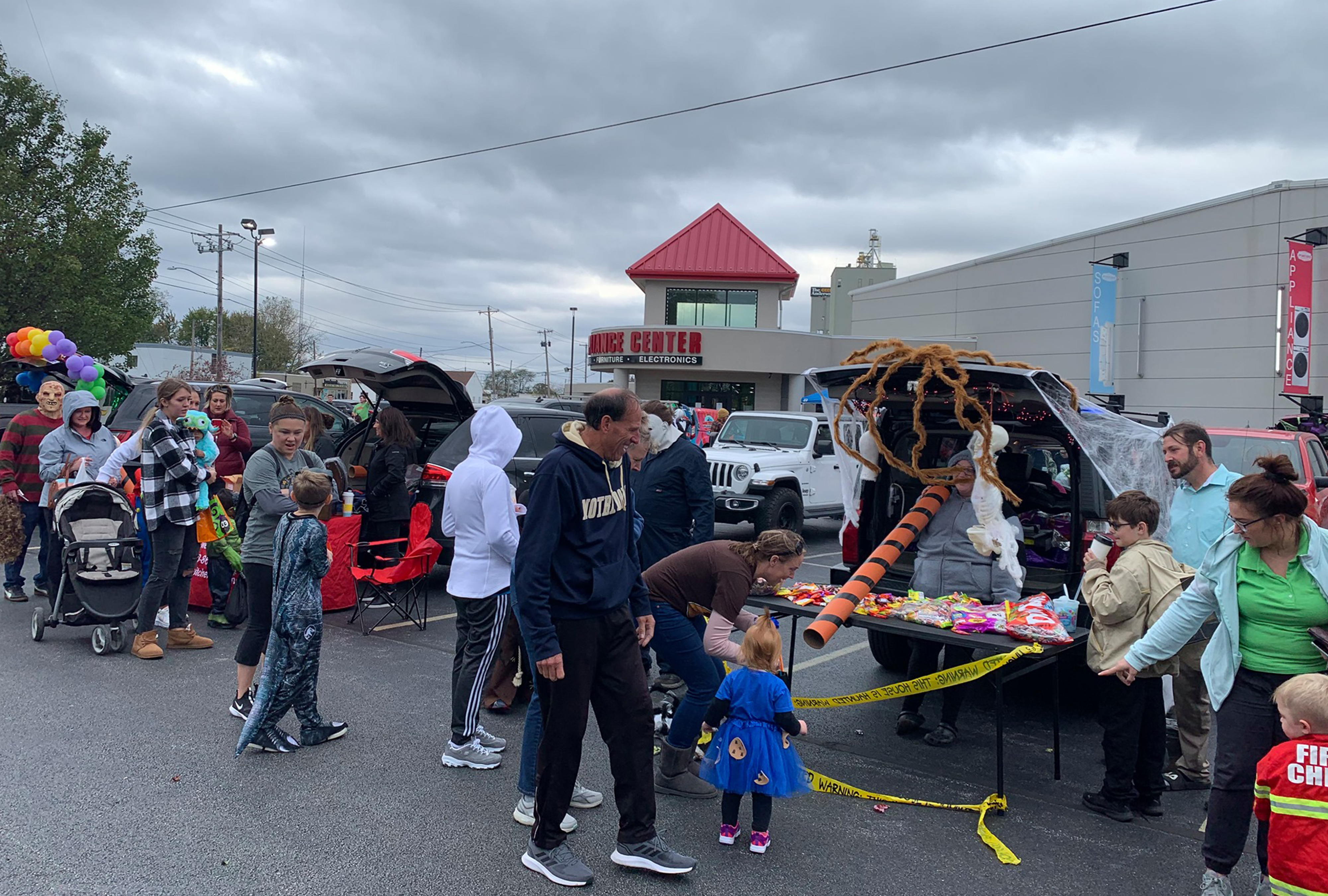Parents and children enjoying Trunk or Treat by Appliance Center of Toledo